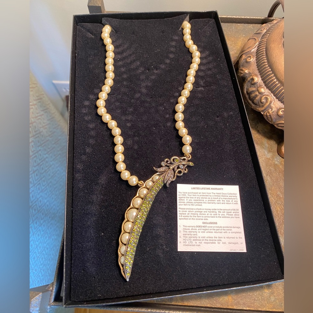 Heidi Daus Necklace Peas in a Pod crystals and imitation pearls NRFB 12”